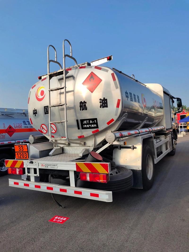汕德卡單橋民航專用飛機(jī)罐式加油車 高效、安全、智能的航空燃油保障新標(biāo)桿